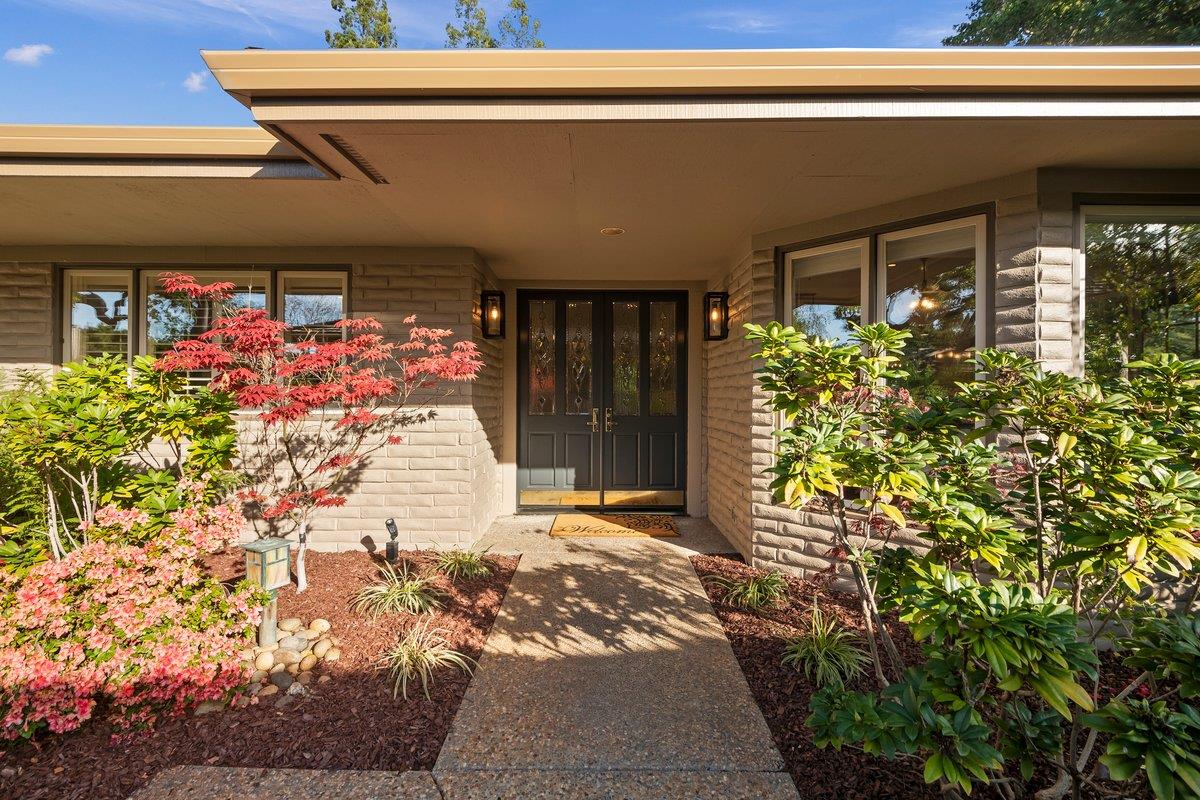 639 Morningside Road Los Altos, CA 94022 - Photo 35 of 42 a view of a garage