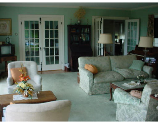 33 Links Road Gloucester, MA 01930 - Photo 5 of 9 a living room with furniture and a potted plant