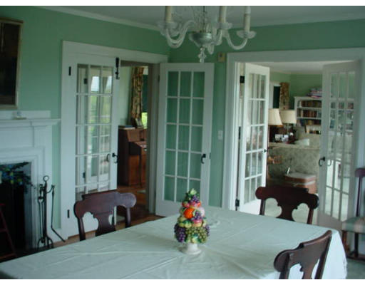33 Links Road Gloucester, MA 01930 - Photo 7 of 9 a living room filled with furniture