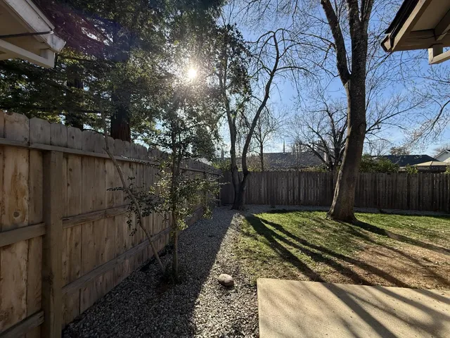 a view of a backyard