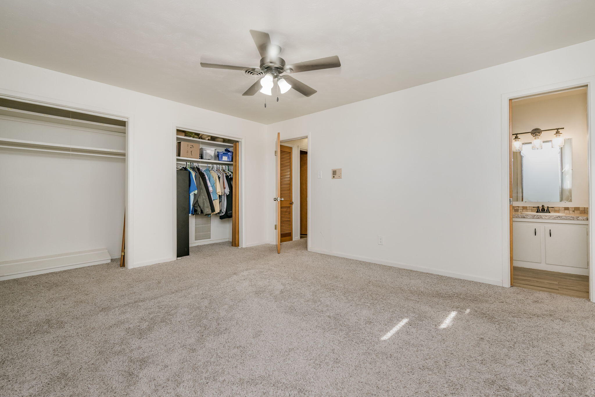 1723 County Road 9 Tulia, TX 79088 - Photo 18 of 32 a view of a livingroom with a ceiling fan
