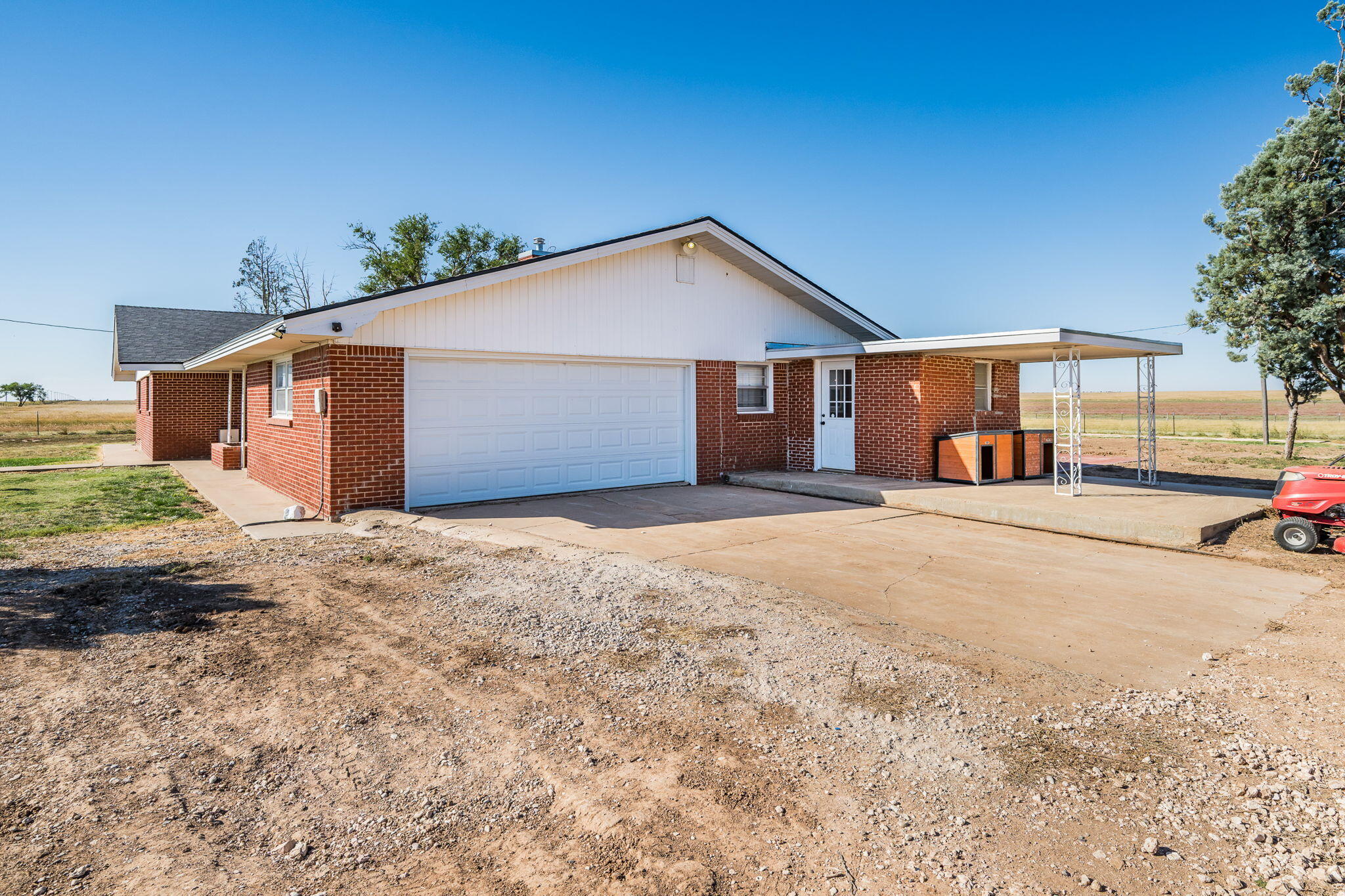 1723 County Road 9 Tulia, TX 79088 - Photo 2 of 32 a front view of a house with a yard