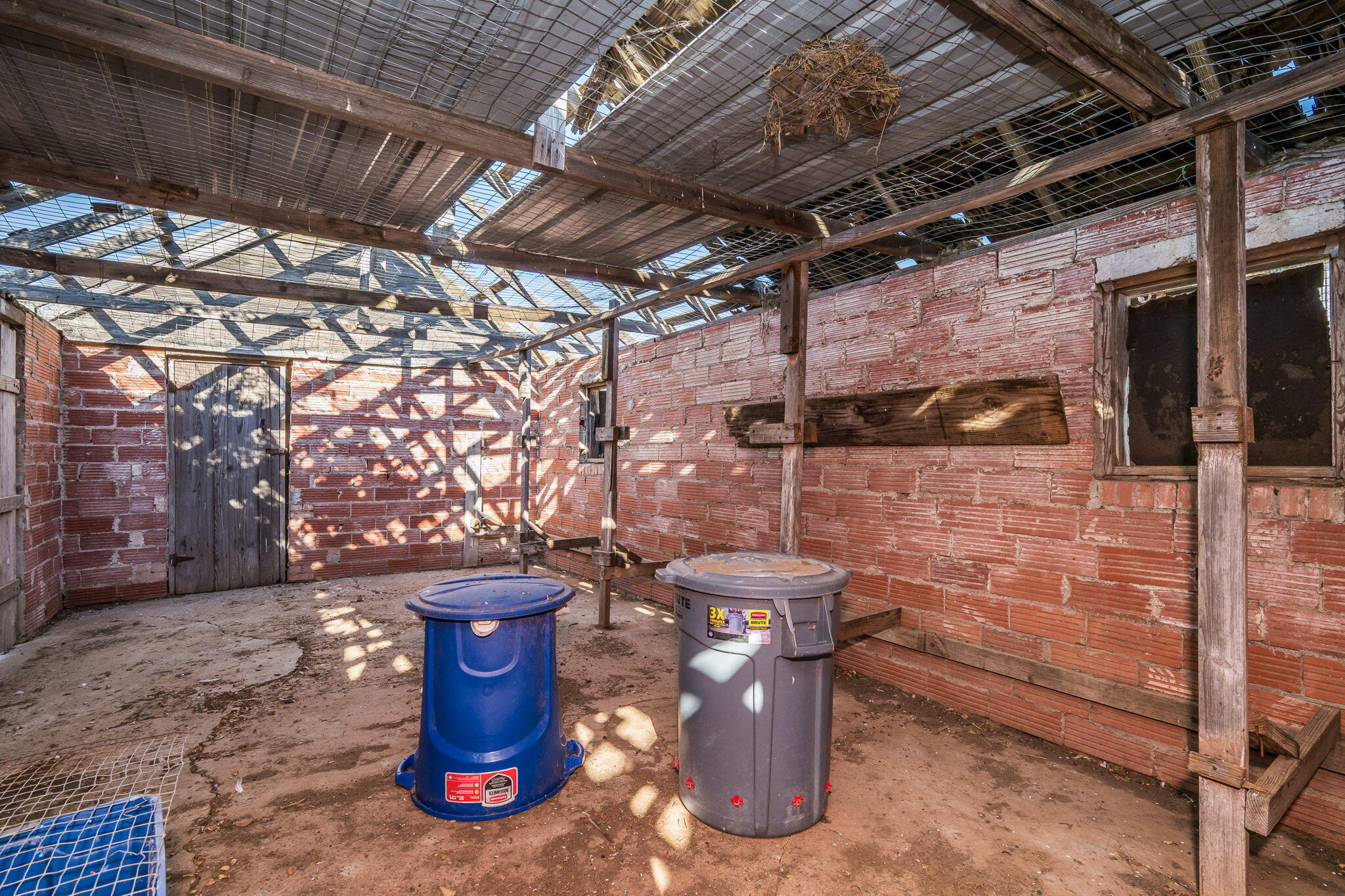 1723 County Road 9 Tulia, TX 79088 - Photo 26 of 32 a view of a patio with table and chairs
