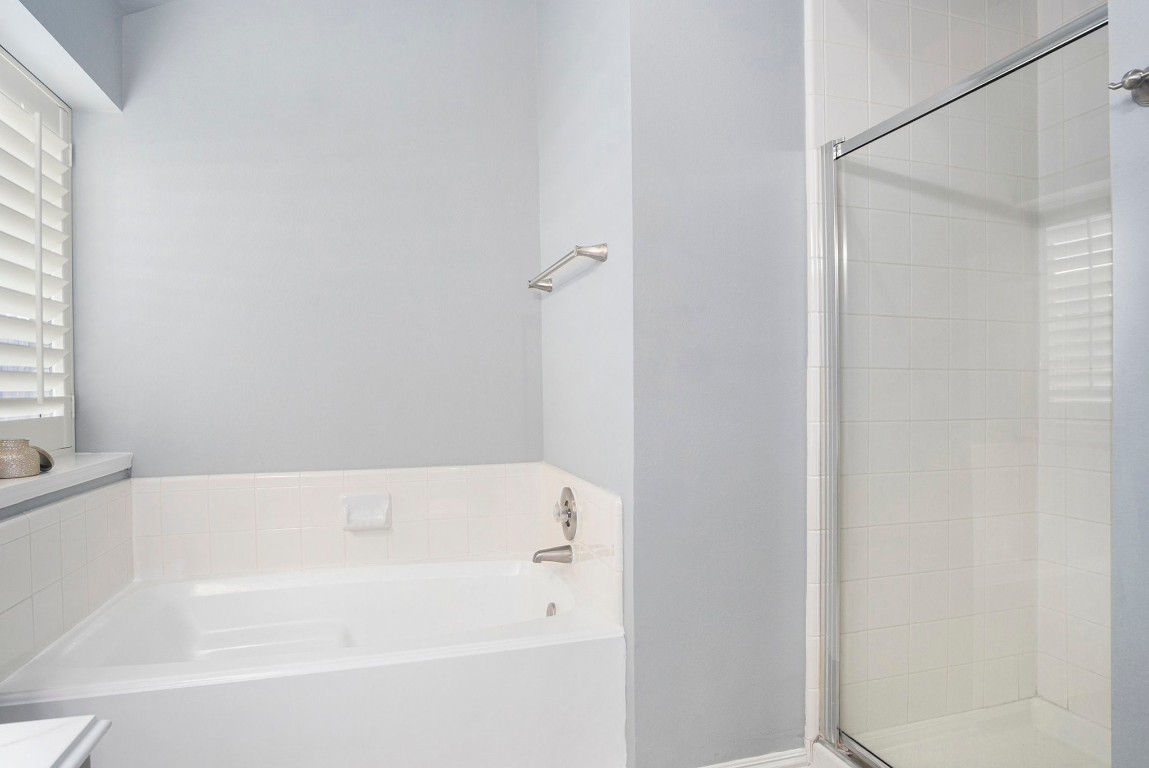 3315 Mourning Dove Drive Spring, TX 77388 - Photo 33 of 44 a bathroom with a bathtub