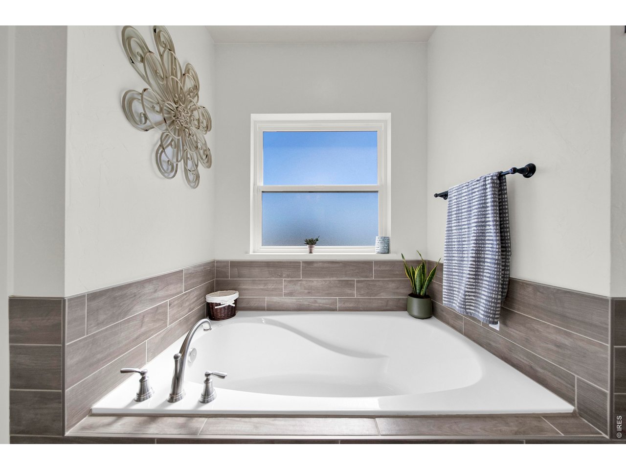 20138 State Highway 52, Unit 5 Fort Morgan, CO 80701 - Photo 21 of 50 a bathroom with a bathtub and a shower
