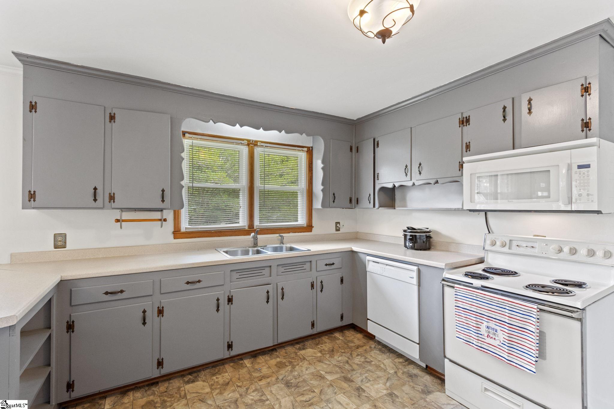 152 Old Locust Hill Road Taylors, SC 29687 - Photo 14 of 36