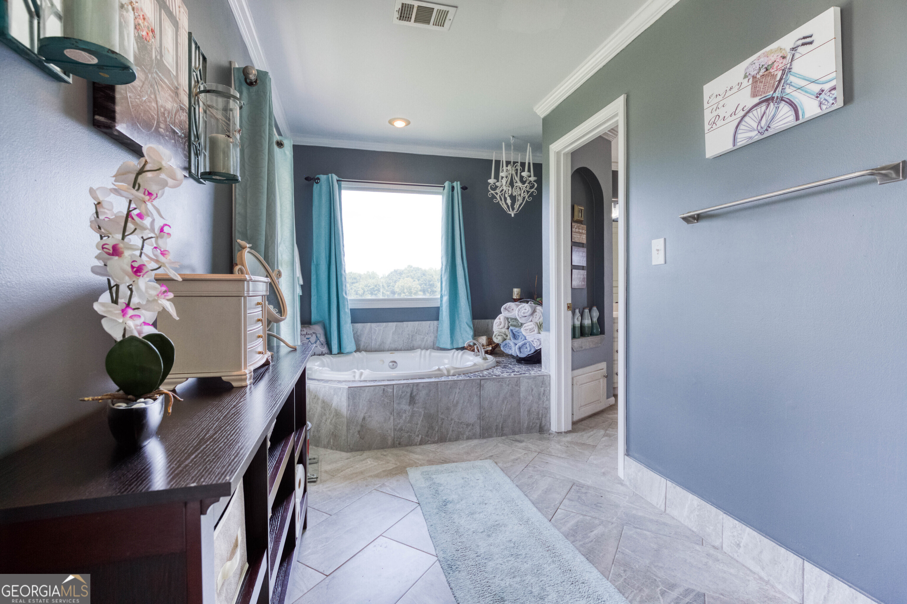 1811 Michael Road Northwest Monroe, GA 30656 - Photo 30 of 43 a living room with furniture and a potted plant