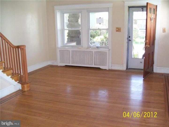 115 Oakley Road Upper Darby, PA 19082 - Photo 6 of 16 Living Room
