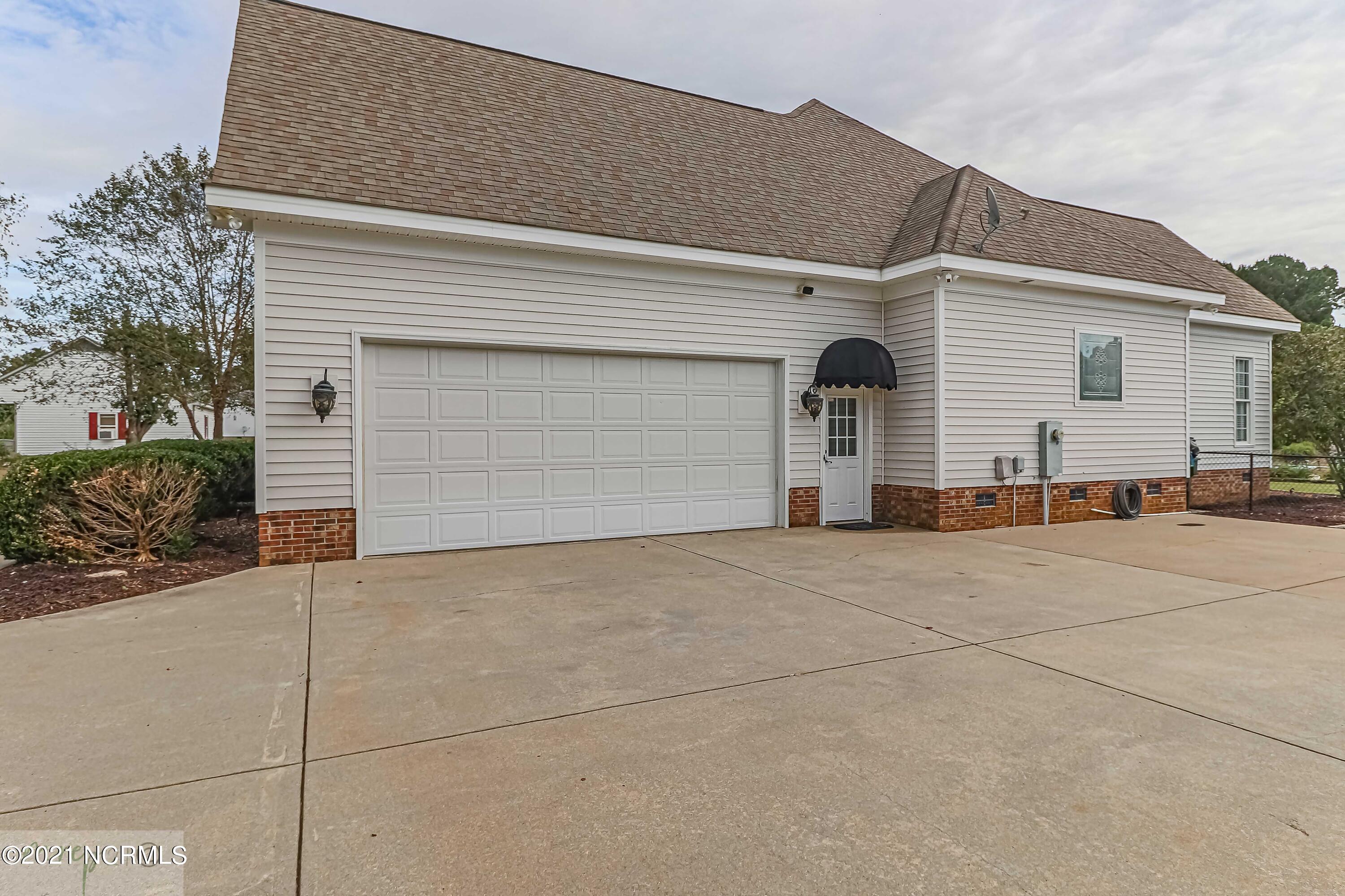 7519 Glenn Road Kenly, NC 27542 - Photo 48 of 61 Garage door