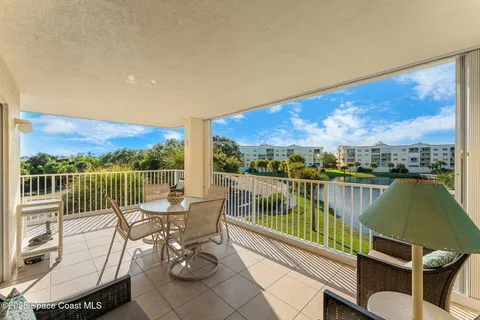 a en suite bathroom with a sink and a mirror
