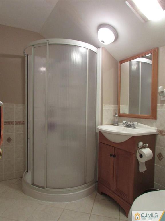 27 Walnut Street Edison, NJ 08817 - Photo 17 of 24 Gallery Image 17