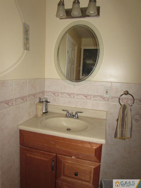 27 Walnut Street Edison, NJ 08817 - Photo 9 of 24 Gallery Image 9