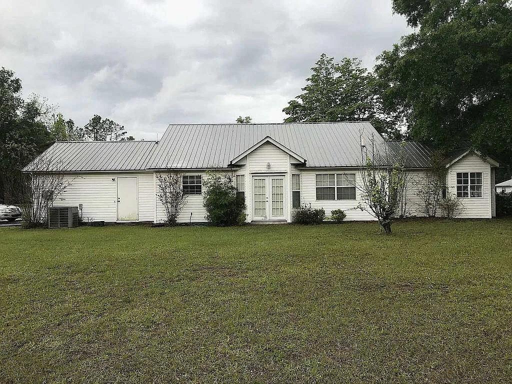363 Southwest Monroe Avenue Mayo, FL 32066 - Photo 2 of 12 a view of a yard in front of a house with a large tree