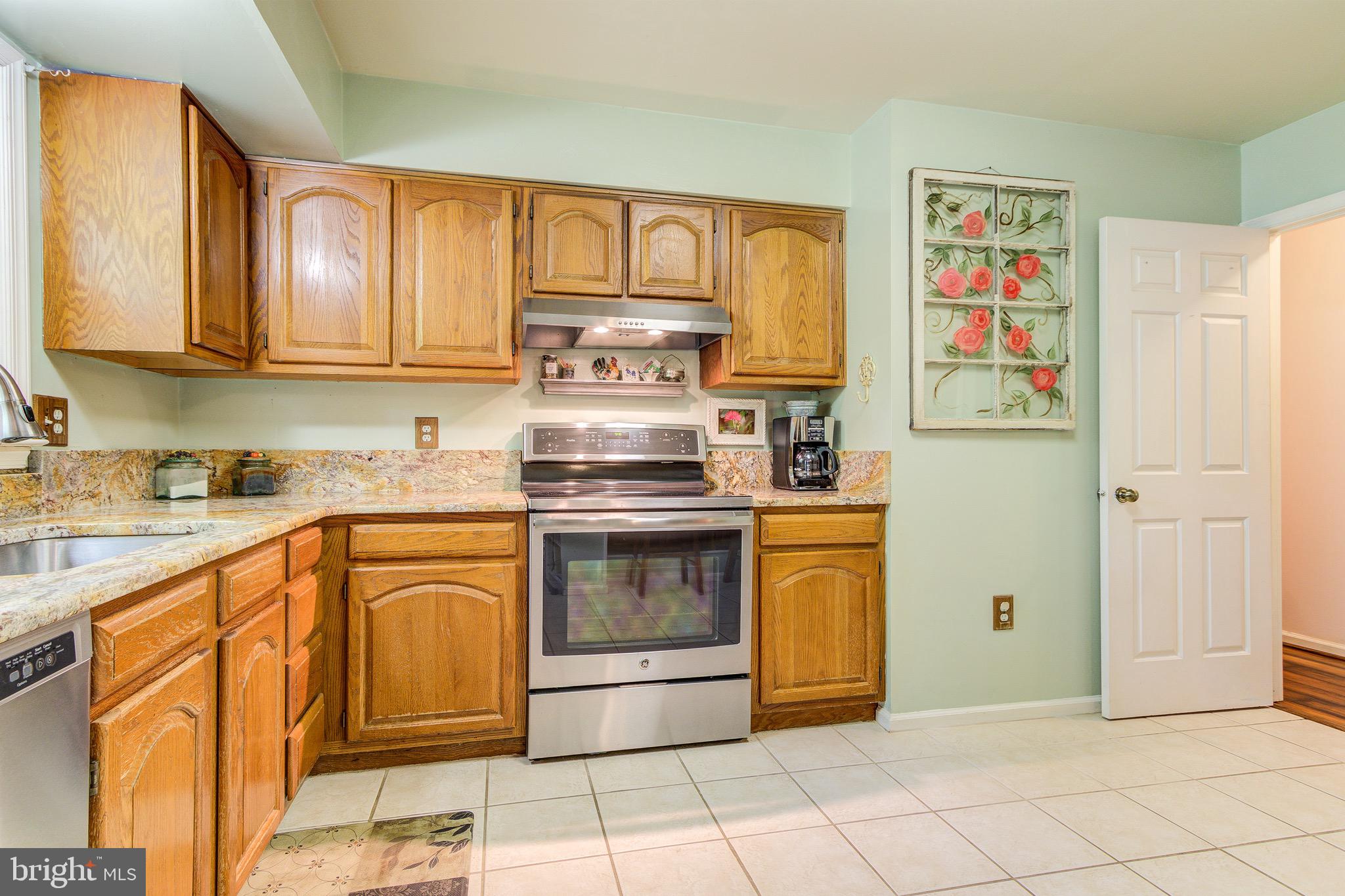 8034 Sinclair Mill Road Manassas, VA 20112 - Photo 12 of 53 Kitchen