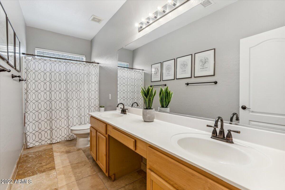 9828 South La Rosa Drive Tempe, AZ 85284 - Photo 14 of 20 Hall Bathroom!