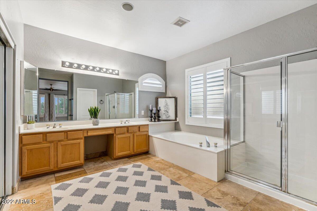 9828 South La Rosa Drive Tempe, AZ 85284 - Photo 16 of 20 Owner's Bathroom!