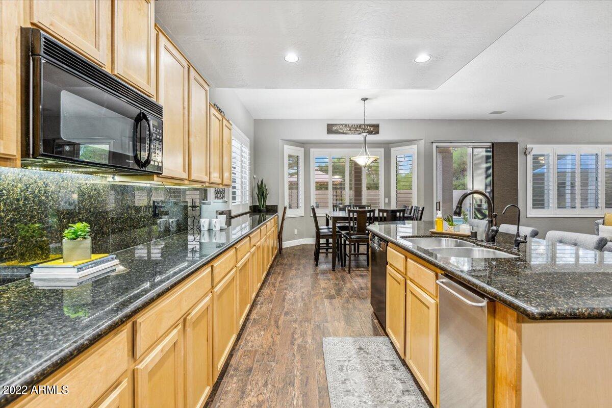 9828 South La Rosa Drive Tempe, AZ 85284 - Photo 6 of 20 Sparkling Kitchen!