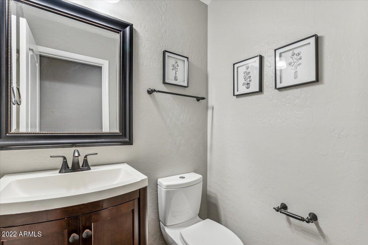 9828 South La Rosa Drive Tempe, AZ 85284 - Photo 10 of 20 Full Bathroom Downstairs!