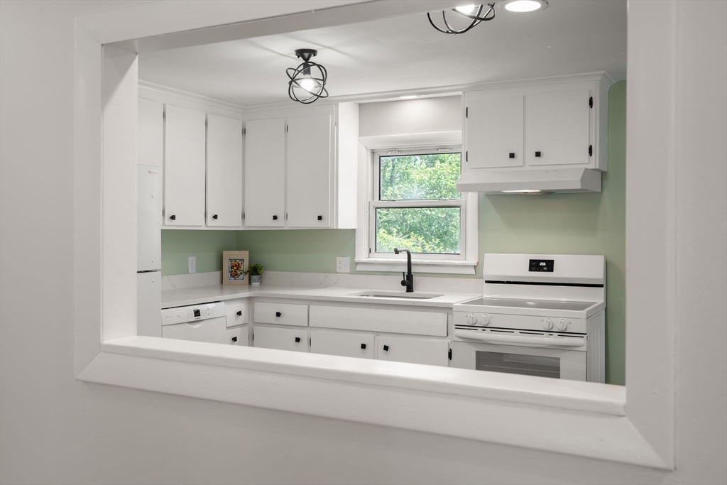 188 Moss Road Springfield, MA 01119 - Photo 8 of 29