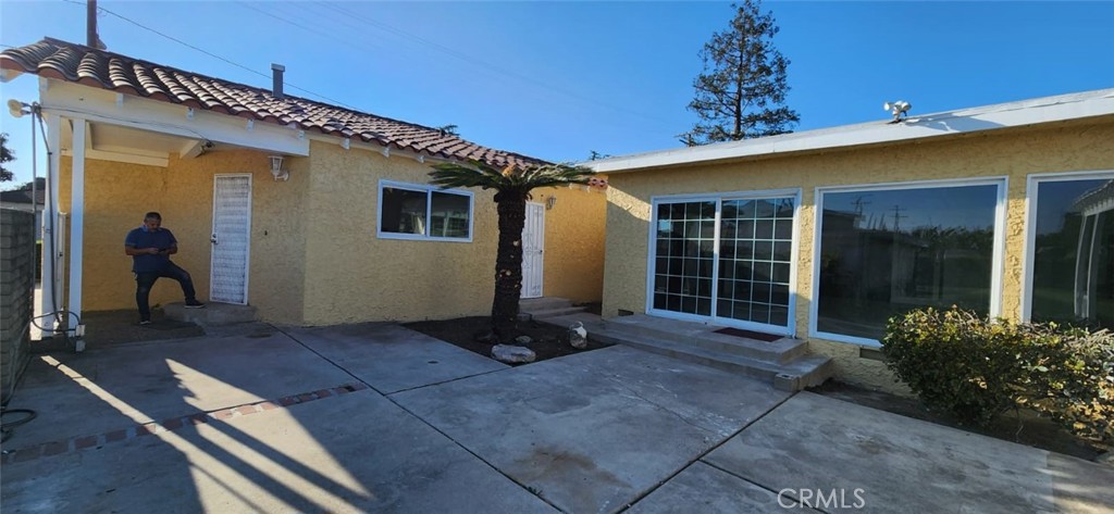 520 West Raymond Street Compton, CA 90220 - Photo 18 of 31 a view of a house with backyard