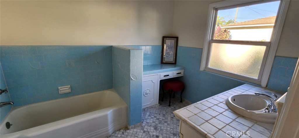 520 West Raymond Street Compton, CA 90220 - Photo 28 of 31 a bathroom with a tub a sink and a toilet