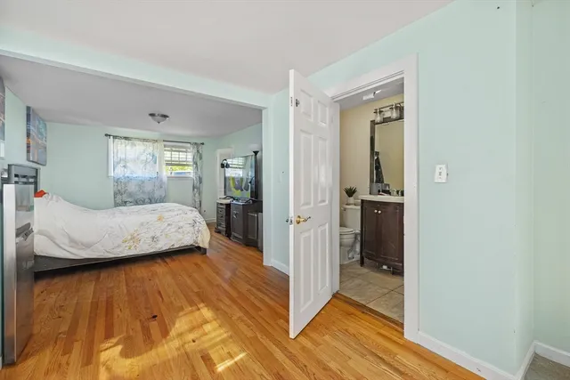 a en suite bathroom with a sink and a mirror