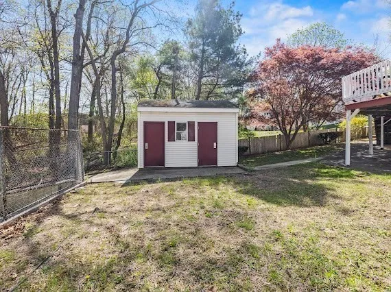a view of a house with backyard and tree