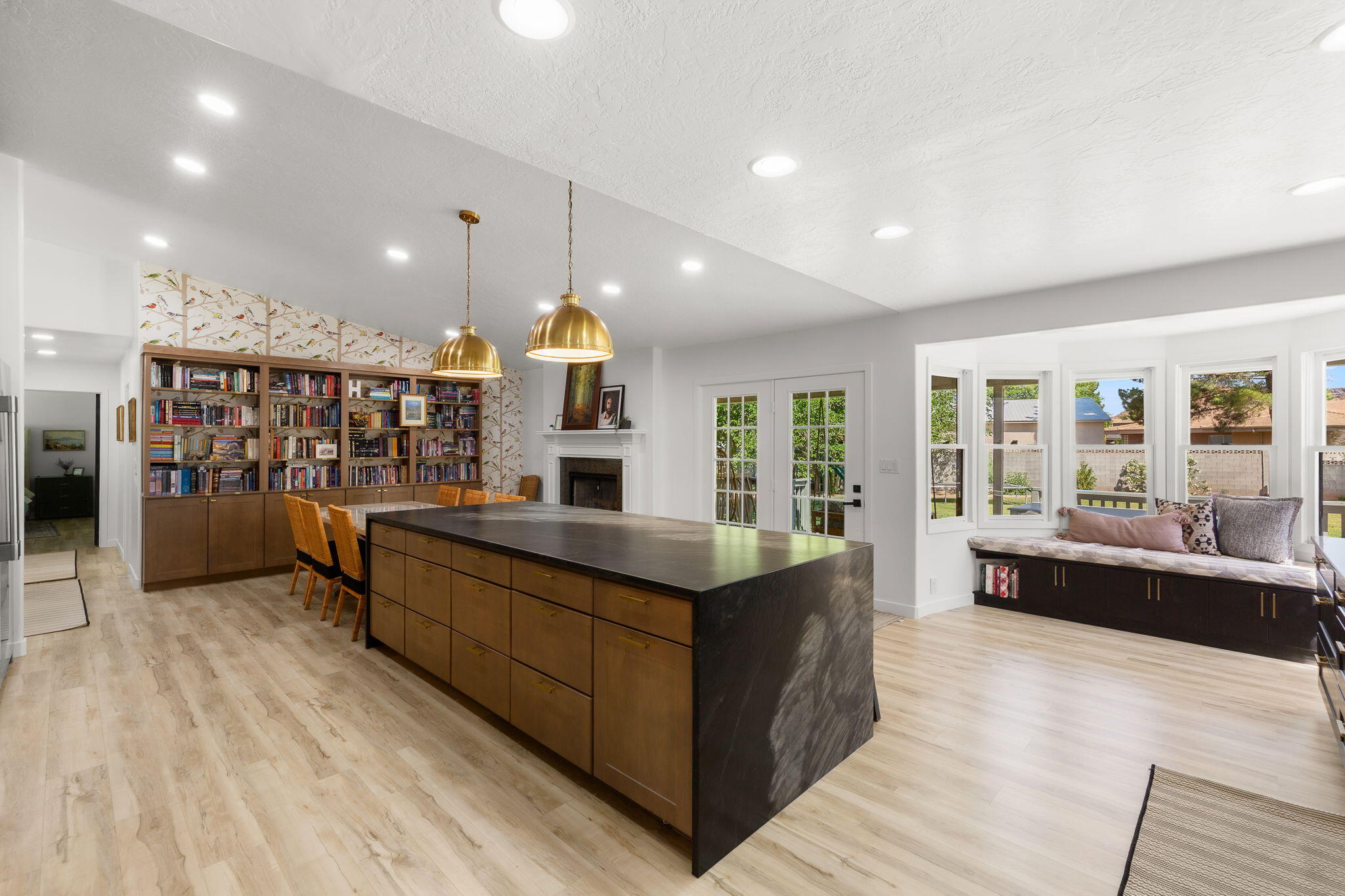 558 Del Mar Drive St. George, UT 84790 - Photo 11 of 74 kitchen bar, main level