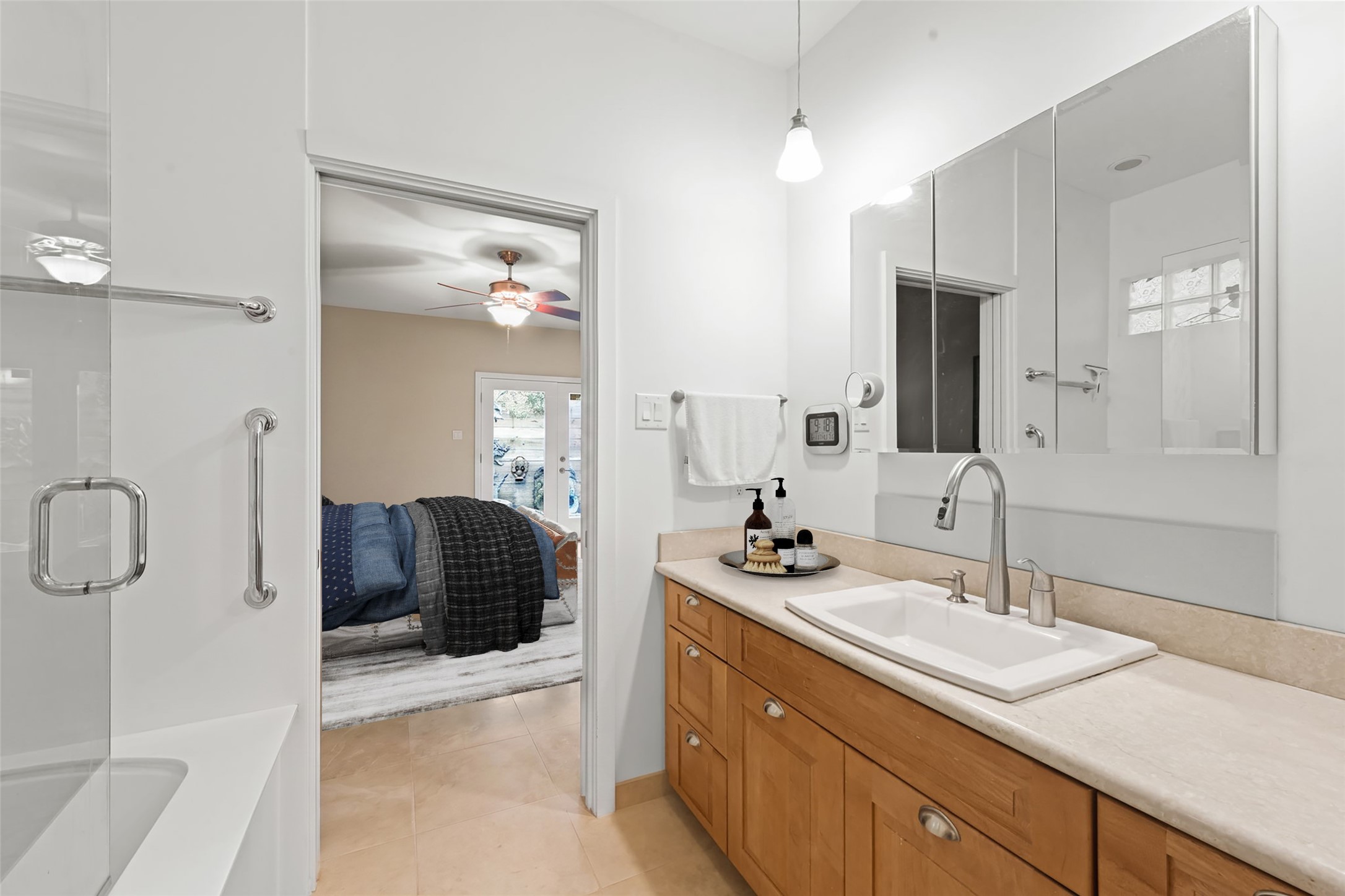 1820 Palm Street Houston, TX 77004 - Photo 32 of 47 a en suite bathroom with double sink and a mirror