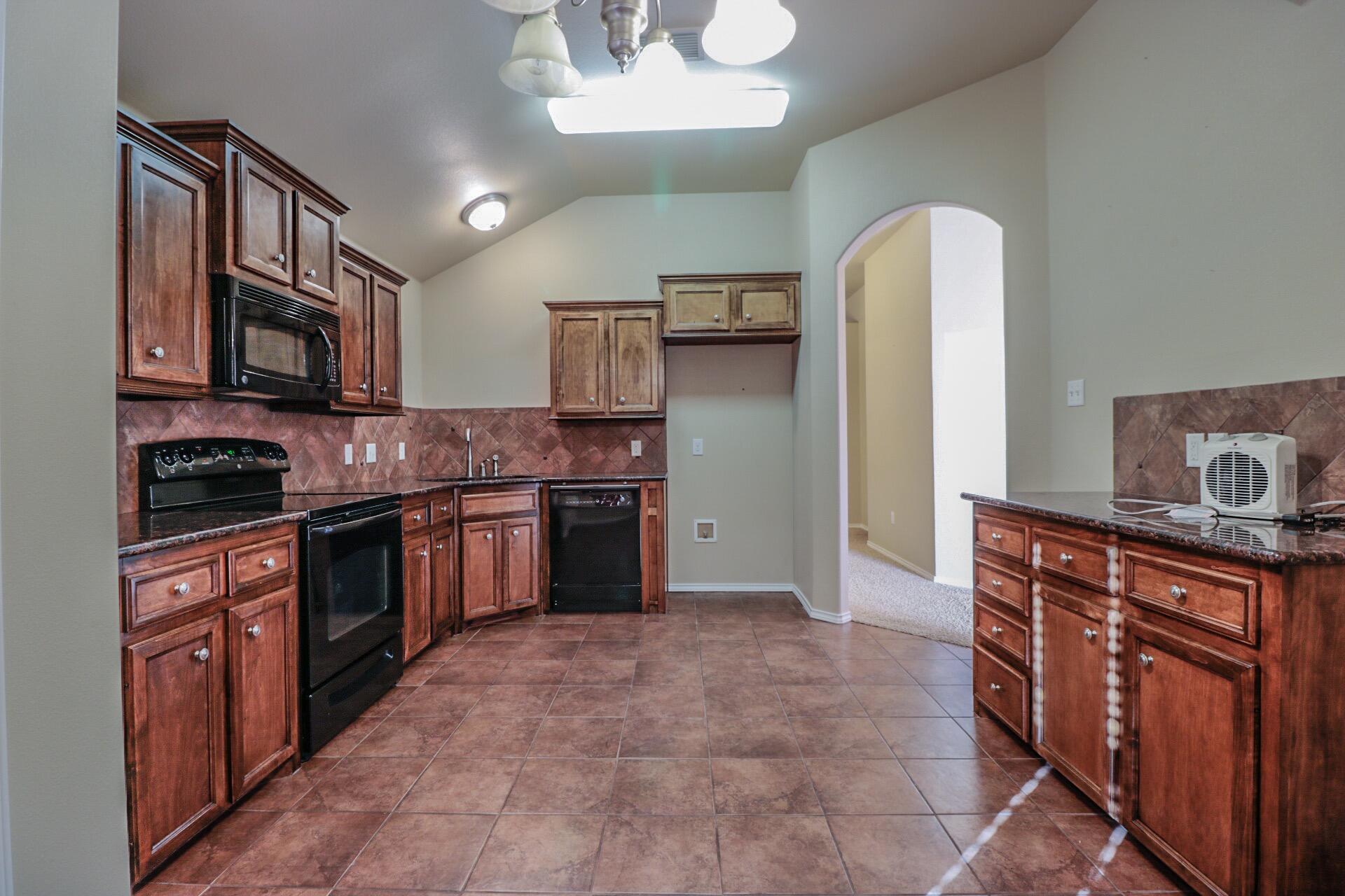 2128 101st Street Lubbock, TX 79423 - Photo 4 of 15 Photo Jan 18, 4 14 19 PM