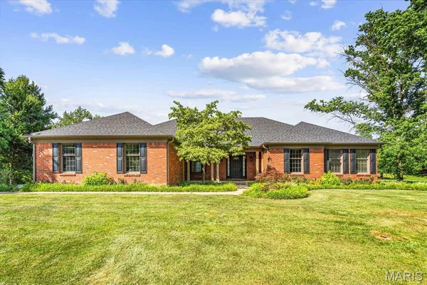 $579,900 | 1609 10th Fairway Drive, Belleville, IL 62220