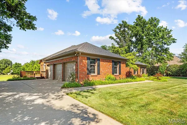 $579,900 | 1609 10th Fairway Drive, Belleville, IL 62220