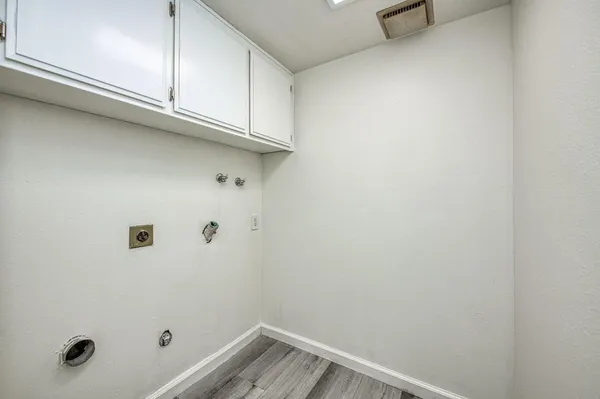 a view of empty room with window