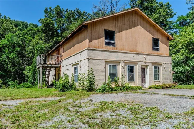 a view of a yard in front of house