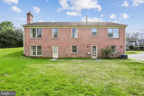 a view of a house with backyard