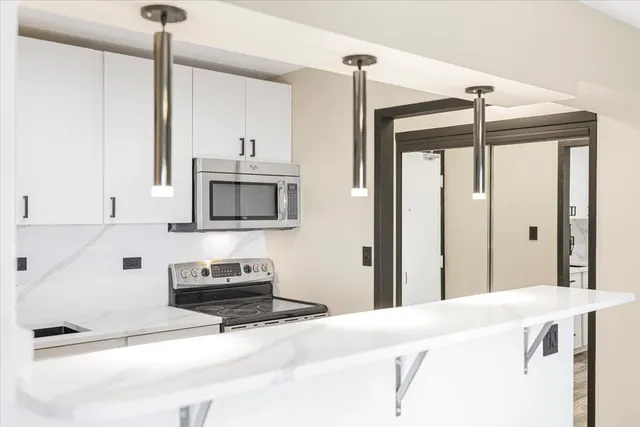 a en suite bathroom with a sink and a mirror
