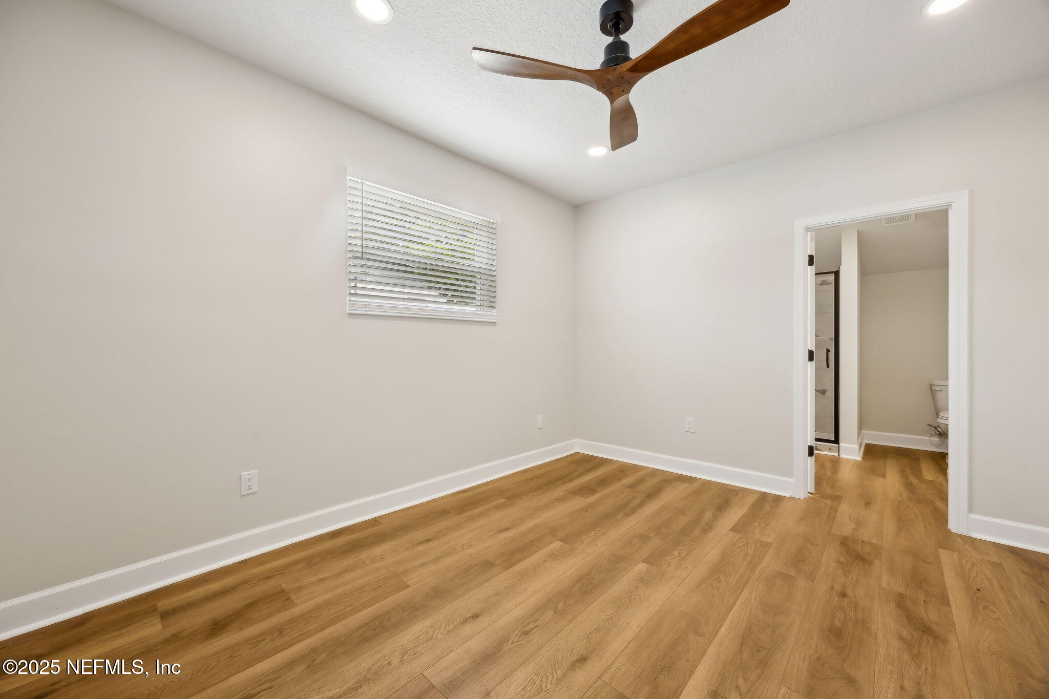 555 Glynlea Road Jacksonville, FL 32216 - Photo 16 of 32 Primary Bedroom to Bath