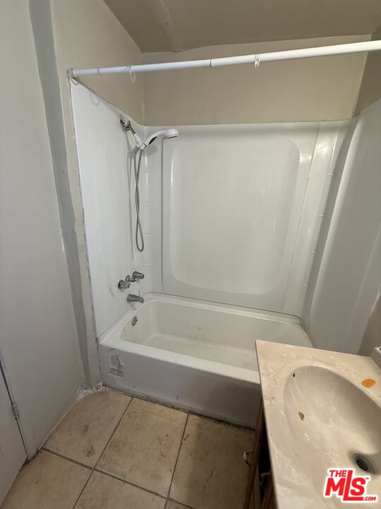 1415 North Spring Avenue Compton, CA 90221 - Photo 2 of 24 a bathroom with a bathtub and a shower