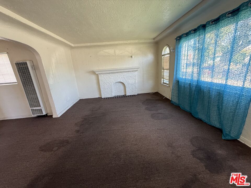 1415 North Spring Avenue Compton, CA 90221 - Photo 23 of 24 an empty room with windows