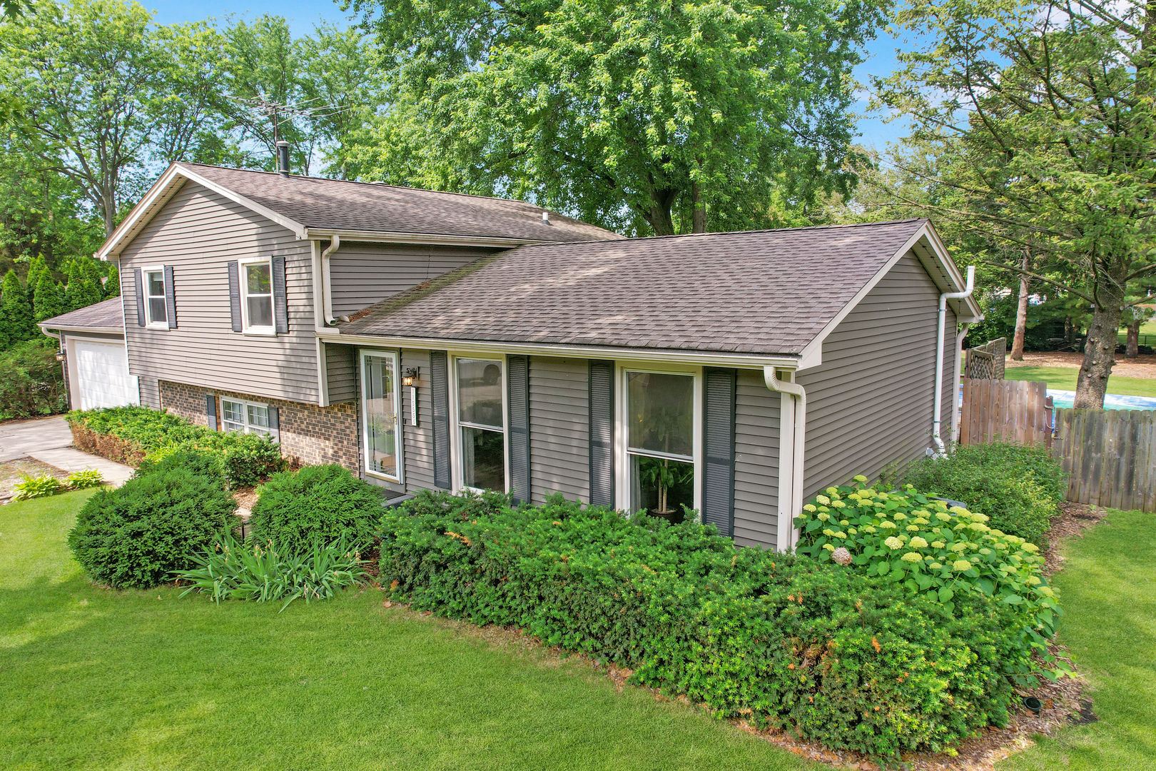 11S556 Book Road Naperville, IL 60564 - Photo 2 of 31