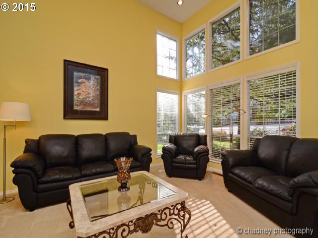11010 Southwest 29th Court Portland, OR 97219 - Photo 2 of 16 Living Room
