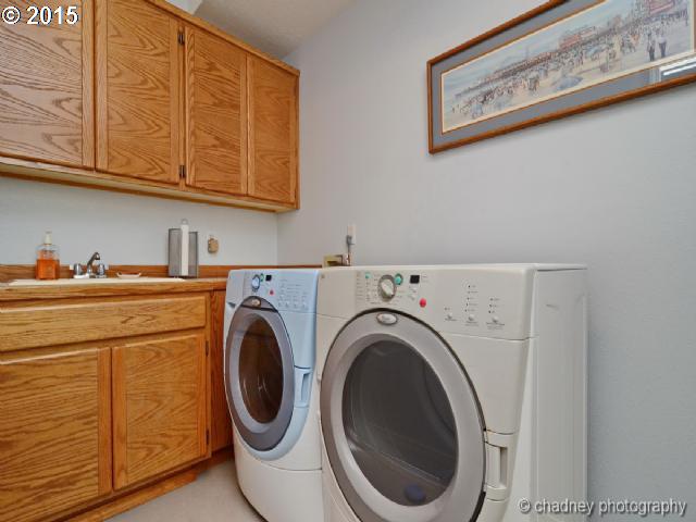 11010 Southwest 29th Court Portland, OR 97219 - Photo 8 of 16 Laundry
