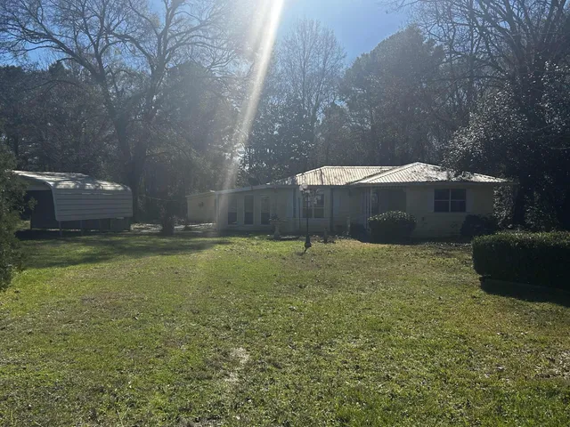 a view of a backyard