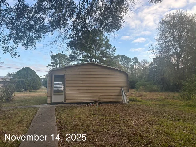 a view of a backyard