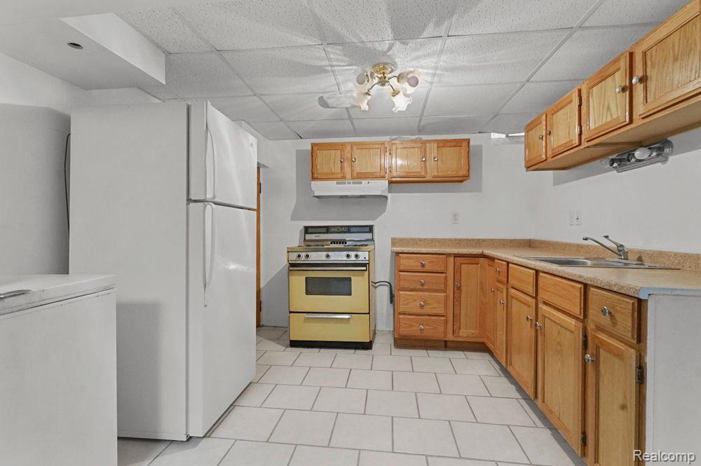 32189 Ruehle Avenue Warren, MI 48093 - Photo 16 of 26 Full kitchen in basement