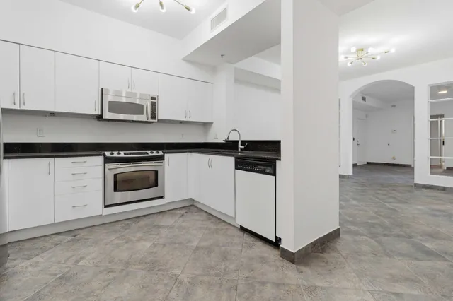 $4,100 | 233 South Federal Highway, Unit 208, Boca Raton, FL 33432