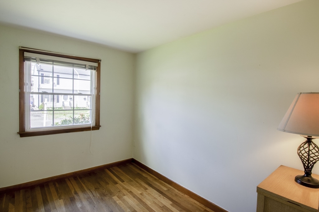 17 Mc Bride Street Springfield, MA 01104 - Photo 16 of 32