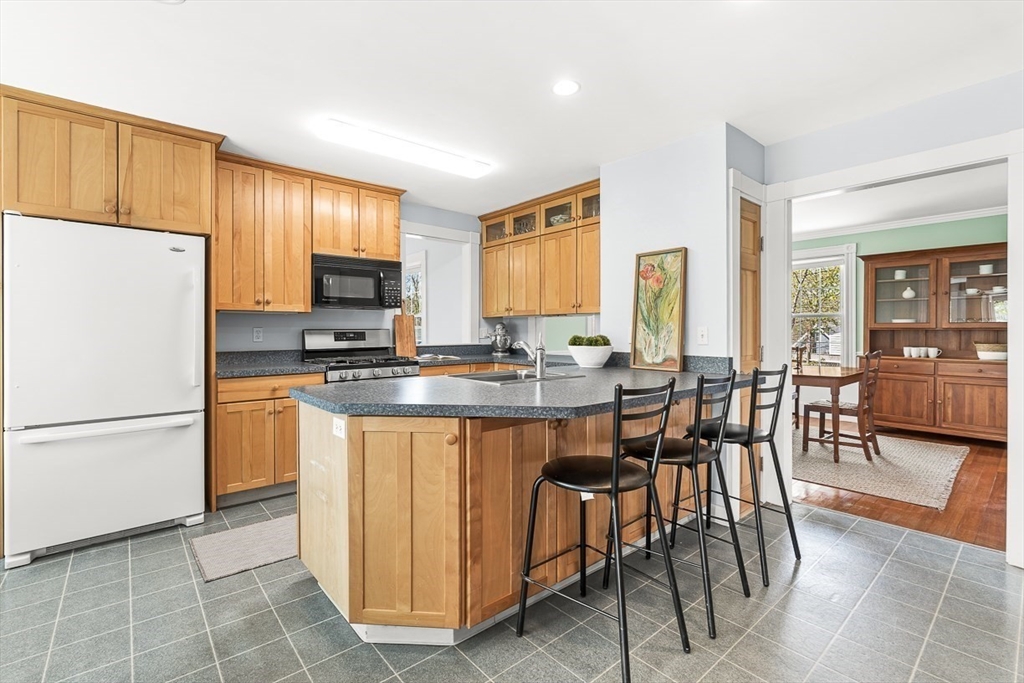 21 Howe Street Wellesley, MA 02482 - Photo 11 of 35