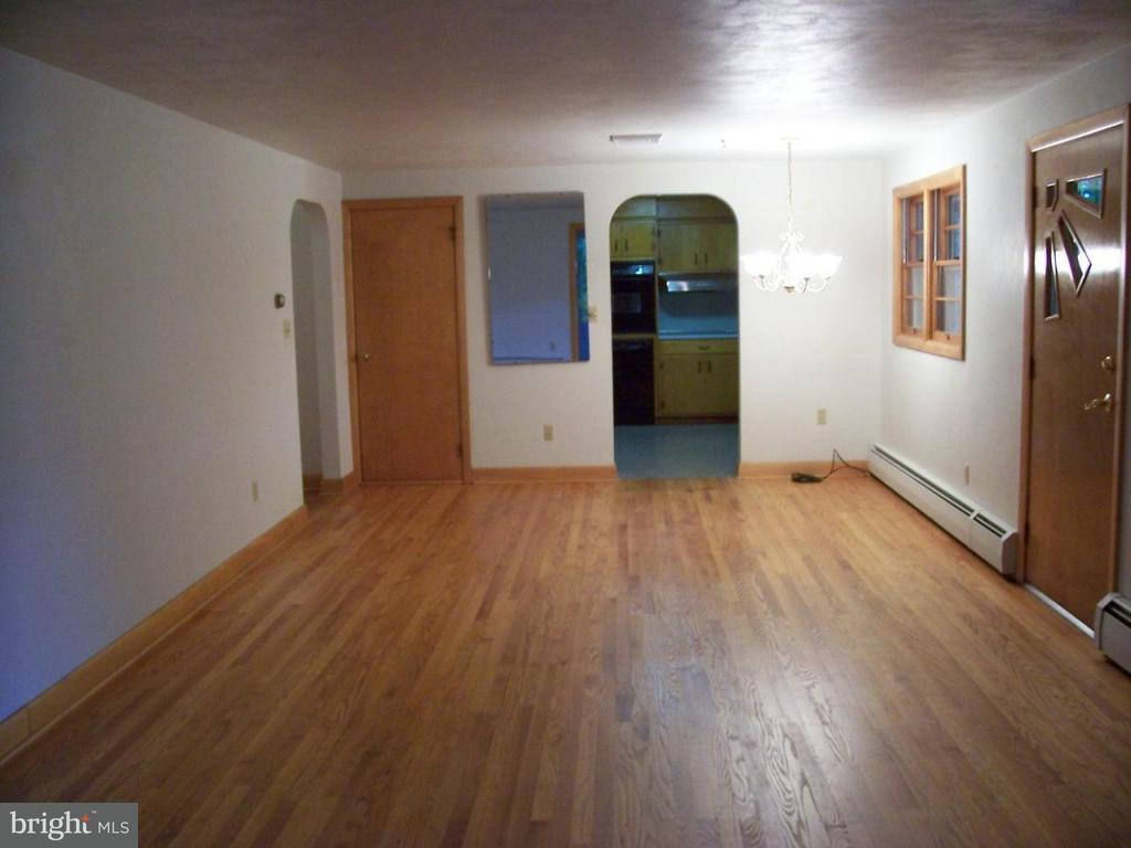 391 Aberdeen Road Elizabethtown, PA 17022 - Photo 3 of 10 Gallery Image 3