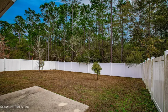 a view of a backyard